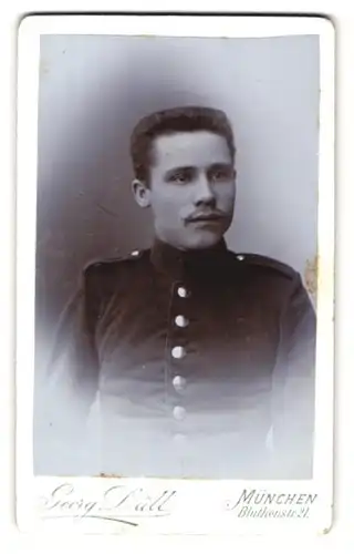 Fotografie Georg Düll, München, Blüthenstr. 21, Portrait bayrischer Soldat in Uniform Rgt. 1