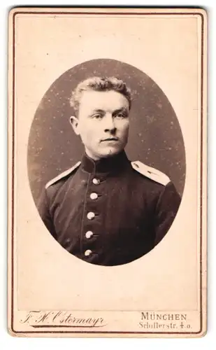 Fotografie F. X. Ostermayr, München, Schillerstr. 4, Portrait bayrischer Soldat in Uniform Rgt. 1 mit Schulterklappen