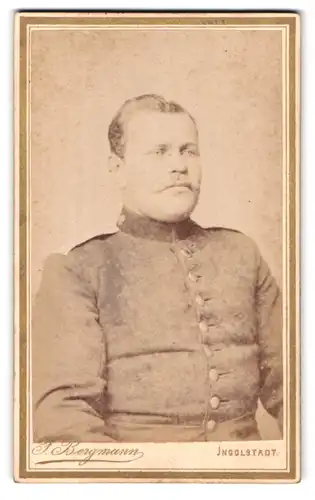 Fotografie F. Bergmann, Ingolstadt, Theresienstr. 329, Portrait beleibter bayrischer Soldat in Uniform