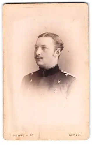 Fotografie L. Haase & Co., Berlin, Unter den Linden 62 /63, Portrait preussischer Soldat in Uniform