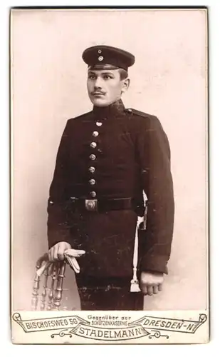 Fotografie Stadelmann, Dresden, Bischofsweg 5g, Portrait sächsischer Soldat in Uniform mit Bajonett und Portepee