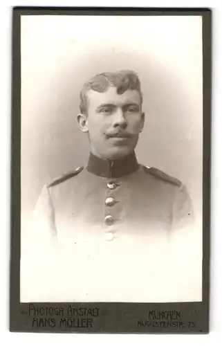 Fotografie Hans Möller, München, Augustenstr. 75, Portrait bayrischer Soldat in Uniform mit Schulterklappen