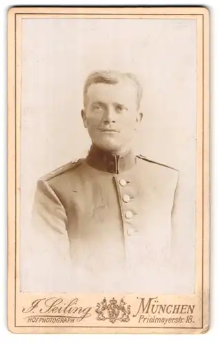 Fotografie F. Seiling, München, Prielmayerstr. 18, Portrait junger bayrischer Soldat in Uniform Rgt. 1