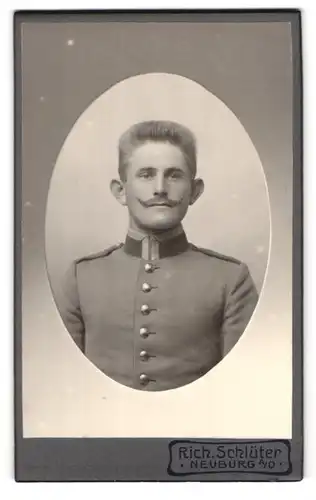 Fotografie Rich. Schlüter, Neuburg a. D., Färberstr. 85, Portrait bayrischer Ufz. in Uniform mit Bürstenhaarschnitt