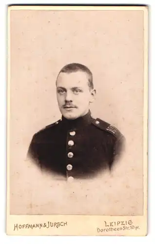 Fotografie Hoffmann & Jursch, Leipzig, Dorotheen-Str. 10, Portrait sächsischer Soldat in Unifrom Infant.-Rgt. 107