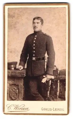Fotografie C. Winzer, Gohlis-Leipzig, Portrait sächsischer Soldat in Uniform mit Bajonett und Portepee