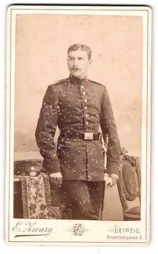 Fotografie E. Zwarg, Leipzig, Rosenthalgasse 5, sächsischer Soldat in Uniform Rgt. 107 mit Bajonett und Portepee