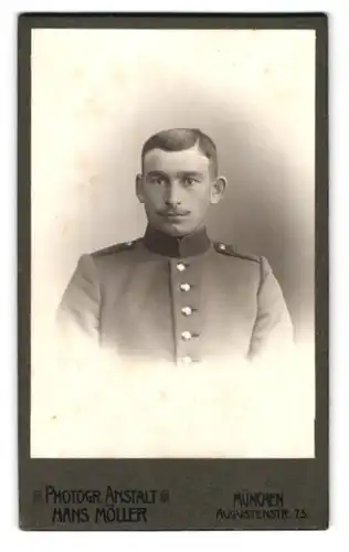 Fotografie Hans Möller, München, Augustenstr. 75, junger bayrischer Soldat in Uniform mit Kaiser Wilhelm Bart