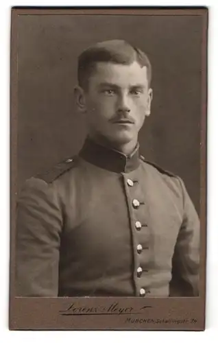 Fotografie Lorenz Meyer, München, Schellingstr. 74, Portrait bayrischer Soldat in Uniform mit Schulterklappen