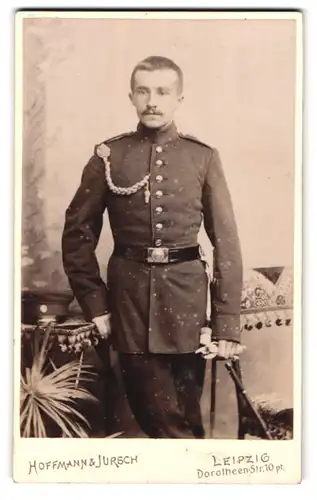 Fotografie Hoffmann & Jursch, Leipzig, Dorotheen-Str. 10, sächsischer Soldat in Uniform mit Bajonett und Portepee