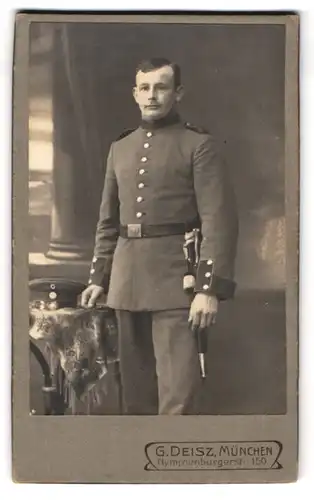 Fotografie G. Deisz, München, Nymphenburgerstr. 150, Portrait bayrischer Soldat in Uniform mit Bajonett und Portepee