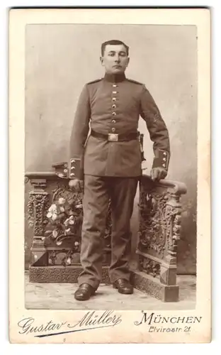 Fotografie Gustav Müller, München, Elvirastr. 21, Portrait bayrischer Soldat in Uniform mit Bajonett und Portepee
