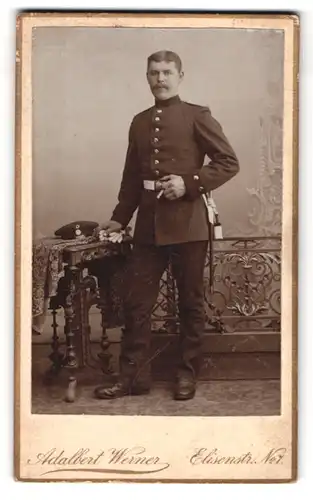 Fotografie Adalbert Werner, München, Elisenstr. 7, Portrait bayrischer Soldat in Uniform mit Bajonett und Portepee
