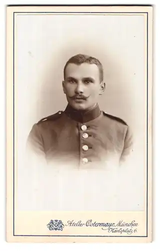Fotografie Atelier Ostermayr, München, Karlsplatz 6, Portrait bayrischer Soldat in Uniform, Kaiser Wilhelm Bart