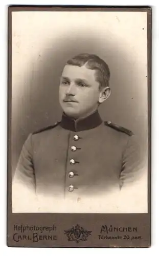 Fotografie Carl Berne, München, Türkenstr. 20, Portrait bayrischer Soldat in Uniform
