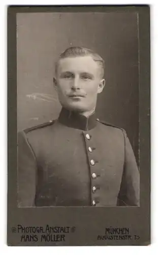 Fotografie Hans Möller, München, Augustenstr. 75, Portrait bayrischer Soldat in Uniform mit Zwirbelbart