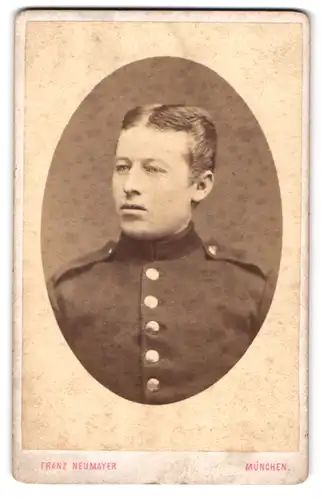 Fotografie Franz Neumayer, München, Neuhauserstr. 29, Portrait bayrischer Jüngling Soldat in Uniform