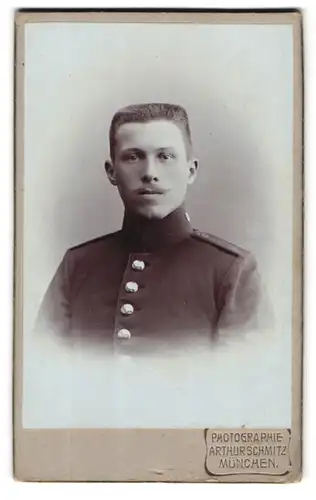 Fotografie Arthur Scmitz, München, Portrait bayrischer Soldat in Uniform Rgt. 1 mit Bürstenhaarschnitt