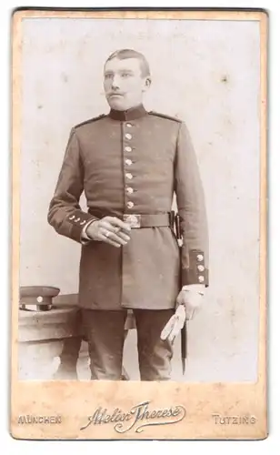Fotografie Atelier Therese, München, Theresienstr. 66, bayrischer Soldat in Uniform mit Bajonett, Rauchend im Atelier