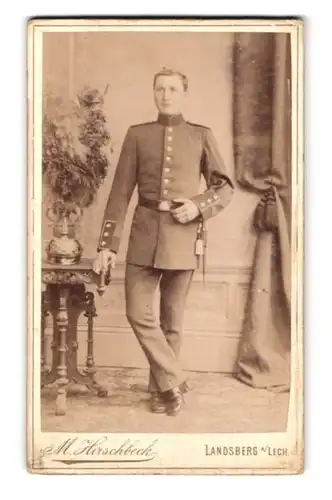 Fotografie M. Hirschbeck, Landsberg a. Lech, bayrischer Soldat in Uniform mit Pickelhaube und Bajonett samt Portepee
