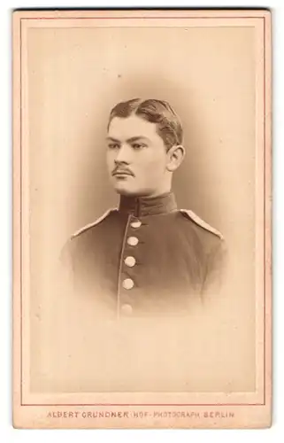 Fotografie Albert Grundner, Berlin, Leipziger Strasse 47, Portrait preussischer Soldat in Uniform mit Schulterklappen