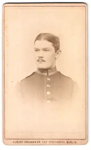 Fotografie Albert Grundner, Berlin, Leipziger Strasse 47, Portrait junger preussischer Gardist in Uniform mit Schnurrbart