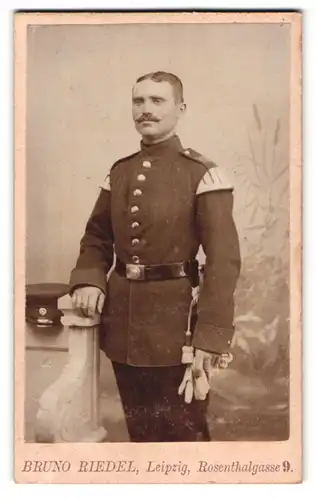 Fotografie B. Riedel, Leipzig, Rosenthalgasse 9, sächsischer Musiker in Uniform Regiment 107 mit Bajonett und Portepee