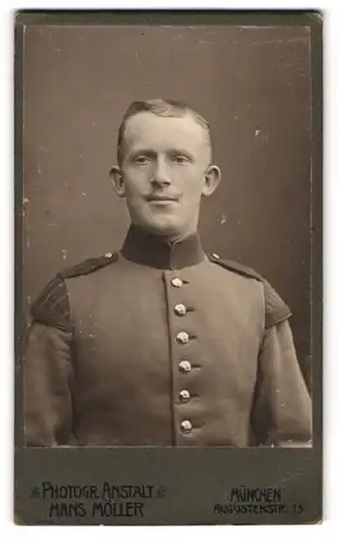 Fotografie Hans Möller, München, Auguststr. 75, Portrait bayrischer Musiker in Uniform mit Schwalbennest