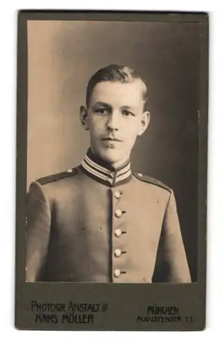 Fotografie Hans Möller, München, Auguststr. 75, Portrait bayrischer Garde Soldat in Uniform mit Kragenspiegel