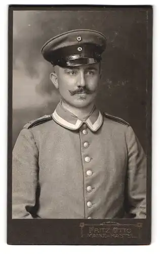Fotografie Fritz Otto, Mainz-Kastel, Mainzer Strasse 31, Portrait hessischer Ufz. in Uniform Reg. 20 mit Schirmmütze