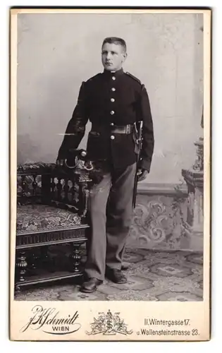 Fotografie J. K. Schmidt, Wien, Wintergasse 17, Portrait österreichischer Soldat in Uniform mit Tschako und Bajonett