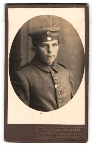Fotografie Anton Plank, München, Dachauerstr. 149, Portrait bayrischer Soldat in Feldgrau Uniform mit Krätzchen