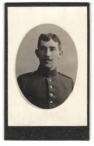 Fotografie unbekannter Fotograf und Ort, Portrait Soldat in Uniform mit Kaiser Wilhelm Bart