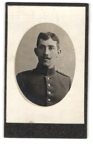 Fotografie unbekannter Fotograf und Ort, Portrait Soldat in Uniform und Kaiser Wilhelm Bart