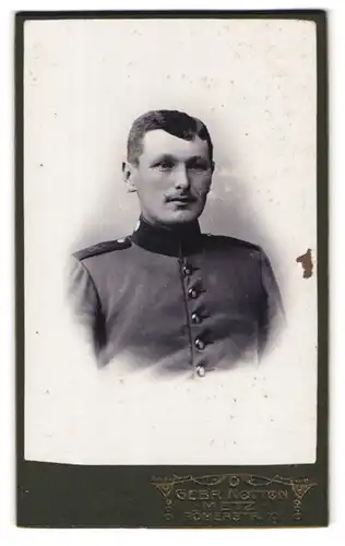 Fotografie Gebr. Notton, Metz, Römerstr. 10, Portrait Soldat in Uniform des Rheinisches Fussartillerie-Regiment Nr. 8