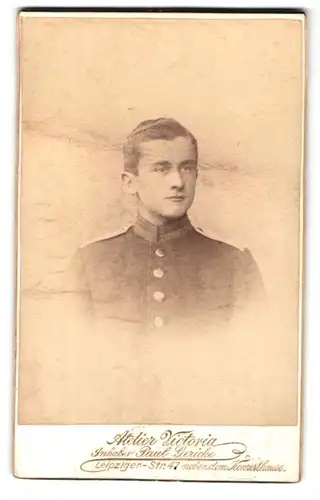 Fotografie Atelier Victoria, Berlin, Leipzigerstr. 47, Portrait preussischer Soldat in Garde Uniform Fr. Eltze