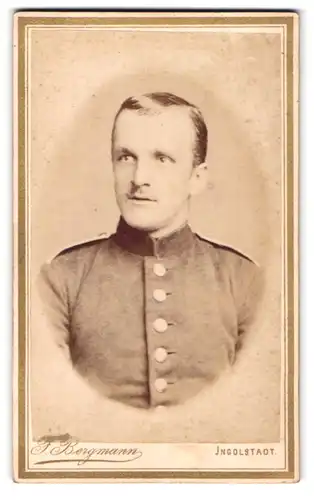 Fotografie F. Bergmann, Ingolstadt, Theresienstr. 329, Portrait bayrischer Soldat in Uniform mit Schulterklappen