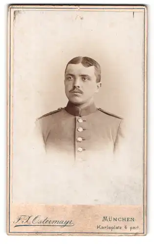 Fotografie F. X. Ostermayr, München, Karlsplatz 6, Portrait Soldat in Uniform mit Schulterklappen