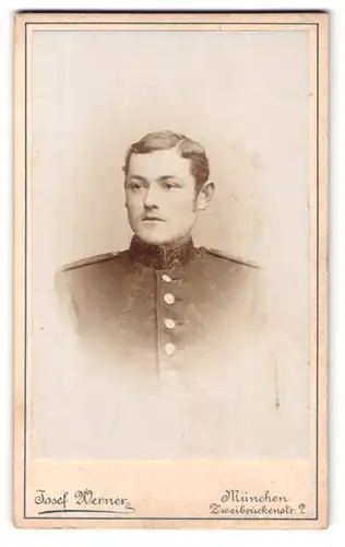 Fotografie Josef Werner, München, Zweibrückenstr. 2, Portrait Soldat in Uniform mit Schulterklappen