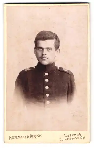 Fotografie Hoffmann & Jurisch, Leipzig, Dorotheenstr. 10, Portrait Soldat in Uniform Reg. 107