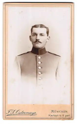Fotografie F. X. Ostermayr, München, Karlsplatz 6, Portrait bayrischer Soldat in Uniform mit Stehkragen