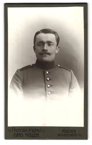 Fotografie Hans Möller, München, Augustenstr. 75, Portrait bayrischer Soldat in Feldgrau Uniform mit Schulterklappen