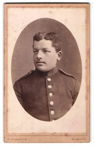 Fotografie Fr. Neumayer, München, Neuhauserstr. 29, Portrait Soldat in Uniform mit Schulterklappen