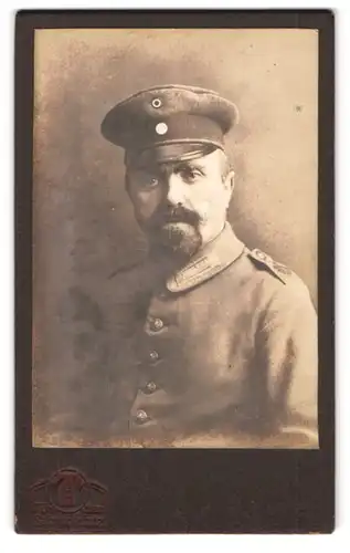 Fotografie Hermann Tietz, München, Bahnhofplatz, Portrait bayrischer Soldat in Uniform mit Schirmmütze