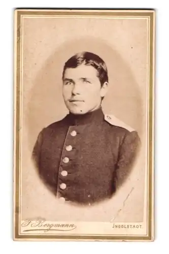 Fotografie F. Bergmann, Ingolstadt, Portrait bayrischer Soldat in Uniform mit Schulterklappen
