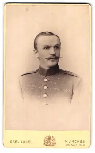 Fotografie Karl Lützel, München, Dachauerstr. 19, Portrait bayrischer Soldat in Uniform Regiment 1, mit Zwirbelbart