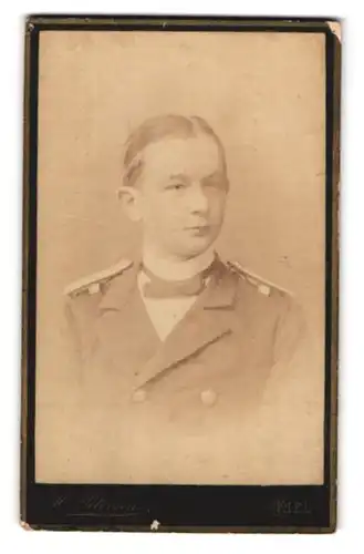 Fotografie H. Petersen, Kiel, Dänische Str. 42, Portrait junger holsteinischer Soldat in Uniform mit Fliege
