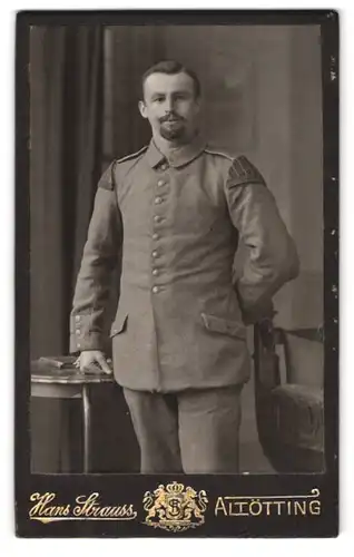 Fotografie Hans Strauss, Altötting, Schlotthammerstr. 1, Portrait bayrischer Musiker in Uniform mit Schwalbennest