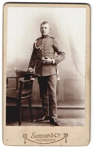 Fotografie Samosn & Co., München, Neuhauserstr. 7, bayrischer Soldat in Uniform mit Bajonett und Schützenschnur