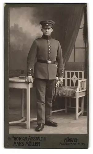 Fotografie Hans Möller, München, Augustenstr. 75, Portrait bayrischer Soldat in Uniform mit Bajonett und Portepee
